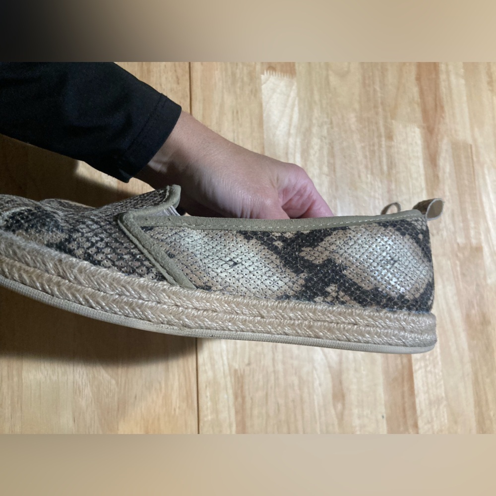 Clarks faux snake skin slip on shoes in size 7.5 M. EUC. Super adorable - Picture 6 of 11